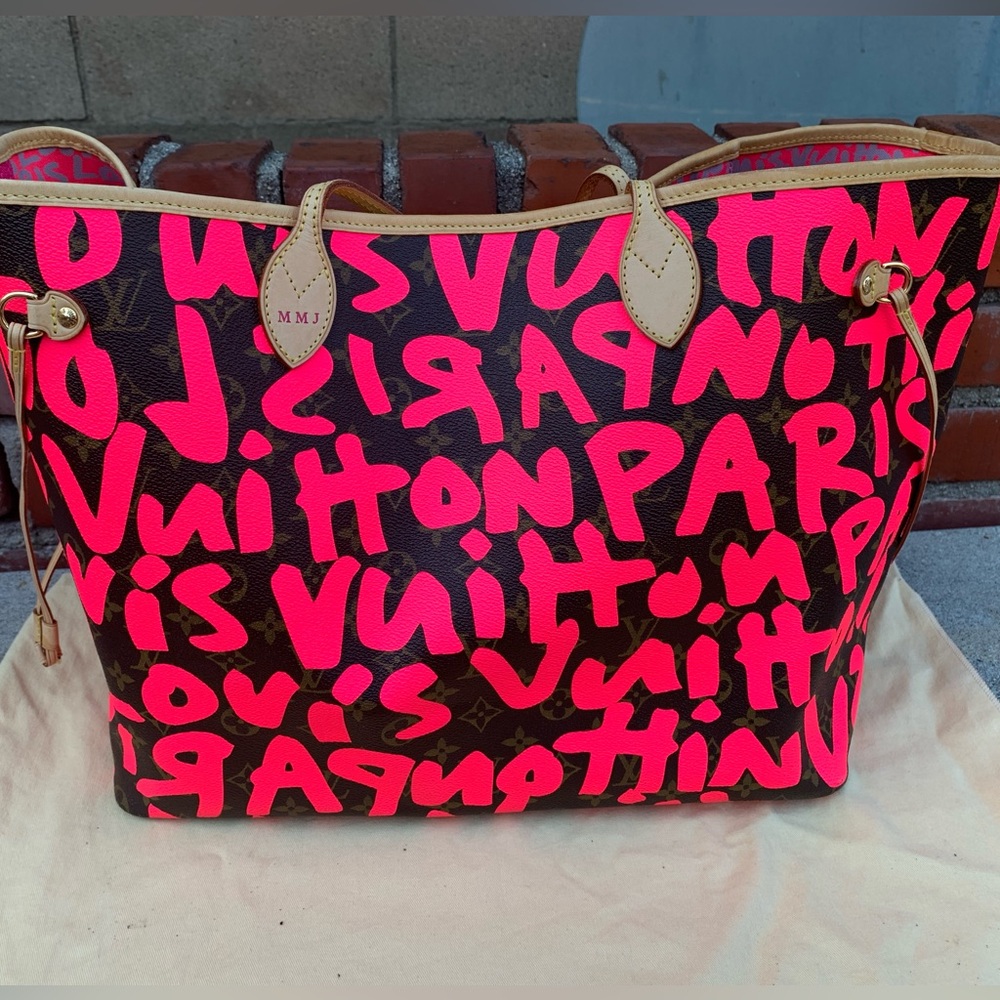 LOUIS VUITTON
Limited Edition Fuchsia Stephen Sprouse Graffiti Neverfull GM Bag